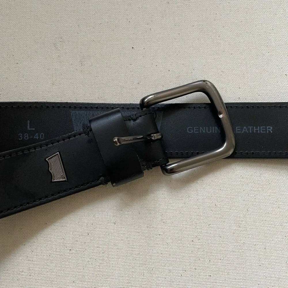 LEVI’S leather belt black metal buckle
